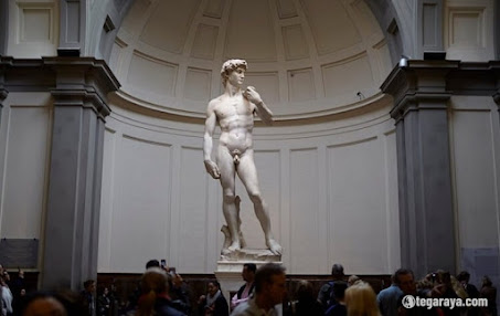 karya seni terkenal Patung The David di Italia