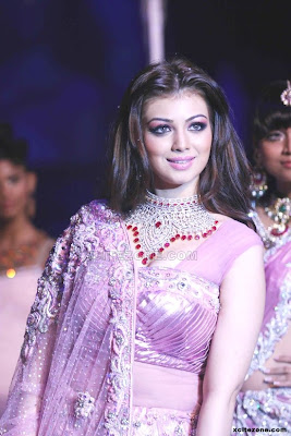 Ayesha Taki on the ramp to the India International Jewelry weeks