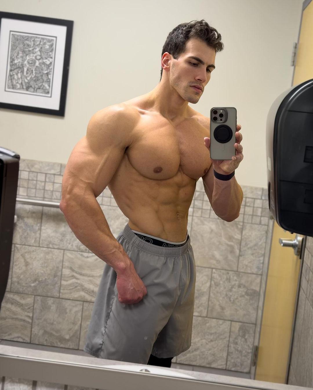 sexy-barechest-muscle-hunk-young-bro-abs-pecs-selfie