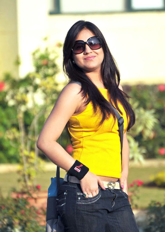 Cute actree Aksha new Yellow dress pics from Ade nuvve glamour images