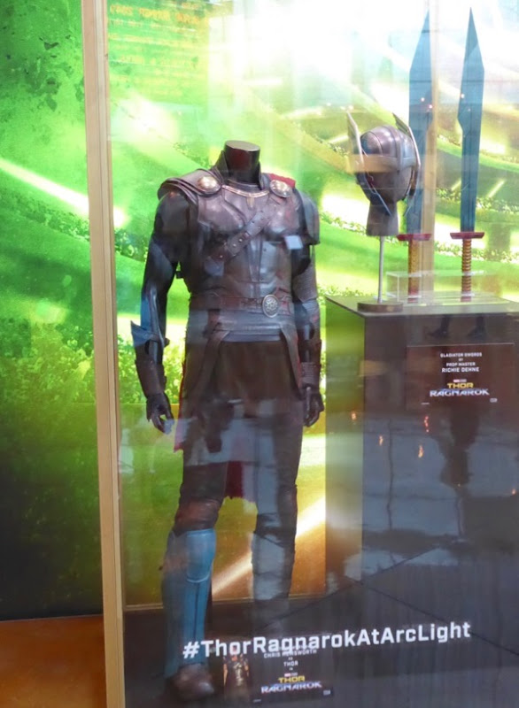 Chris Hemsworth Thor Ragnarok movie costume