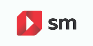 El logotipo de SM consta de una especie de cuadrado con las esquinas superior izquierda e inferior derecha más redondeadas en color rojo. En el centro del cuadrado hay un triángulo blanco. Se parece mucho al logo de youtube. Al lado está escrito "SM" con letras negras.