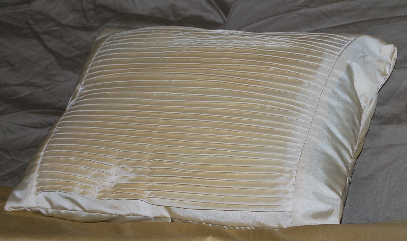 http://joysjotsshots.blogspot.com/2011/10/satin-pillow-from.html