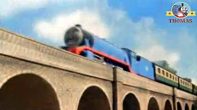 Big blue Gordon the tank engine express Percy the train is good at carrying the railway mail cars