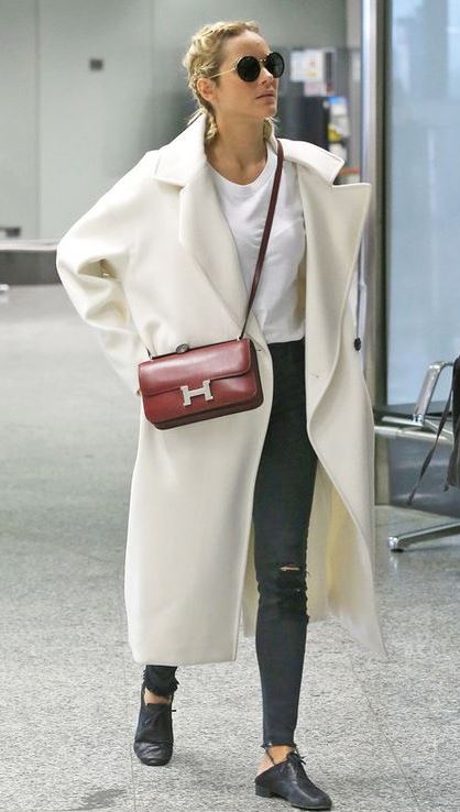 what to wear with a white coat : tee + crossbody bag + skinny jeans + flats