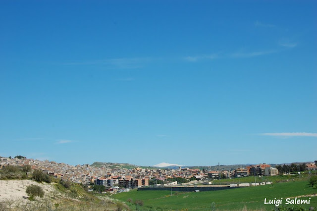 veduta di pietraperzia dalla zona  di monte cane, con l'etna sullo sfondo