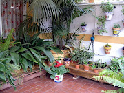 Un cubierto para el jardín o terraza donde guardar de la lluvia leña o .