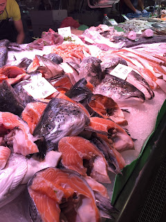 生ハムと生魚の食べ歩きマーケット〜ボケリア市場/La Boqueria〜