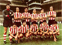 ATLÉTICO DE BILBAO. Temporada 1971-72. Iribar, Sáez, Echeberría, Aranguren, Igartua, Larrauri. Ortuondo, Villar, Arieta II, Uriarte y Rojo I. Posado en un San Mamés vacío. ATLÉTICO DE BILBAO 1 🆚 REAL SOCIEDAD DE FÚTBOL 2 Jueves 06/01/1972. Campeonato de Liga de 1ª División, jornada 16. Bilbao, Vizcaya, estadio de San Mamés. GOLES: ⚽0-1: 38’, Ansola. ⚽0-2: 57’, Ansola. ⚽1-2: 58’, Uriarte.