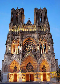 Catedral de Reims iluminada na noite