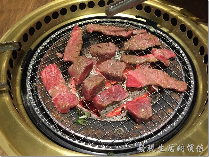 台北南港-乾杯燒烤。開始烤肉囉！這盤都是牛肉。