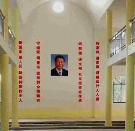 Retrato de Xi Jinping no centro da igreja entre slogans de propaganda