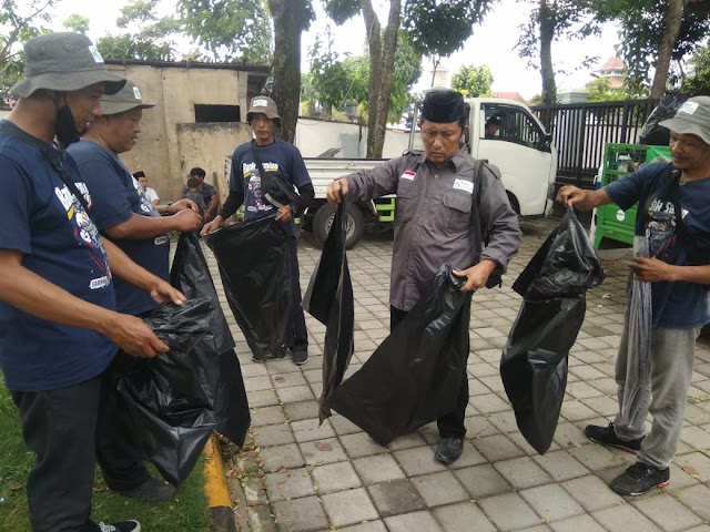 Bank Samiun Gercep Bersihkan sampah Acara Pengajian Akbar Muhammadiyah 
