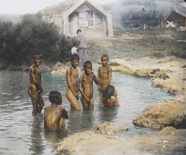 Những cậu bé người Maori ở New Zealand tắm trong một hồ nước nhỏ vào năm 1895.