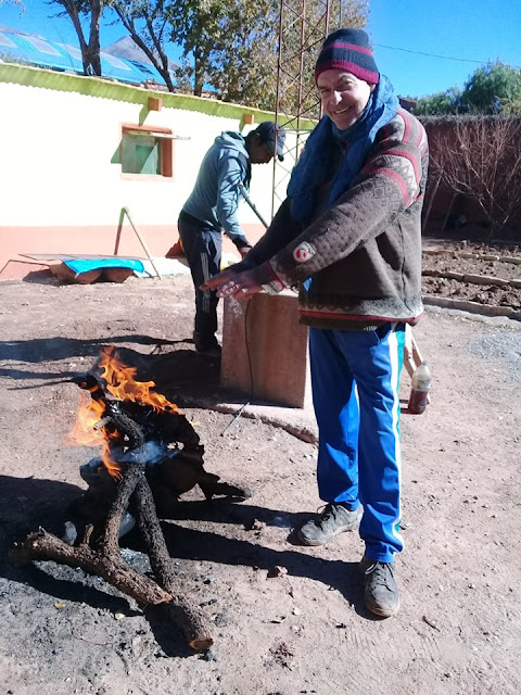 Im Moment nutze ich das wärmende Lagerfeuer im Pfarrgarten.