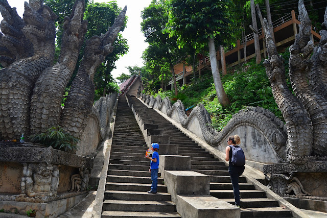 montée au Wat Prathat Pukhao