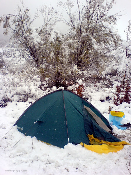 Наша палатка, а вокруг всё в снегу