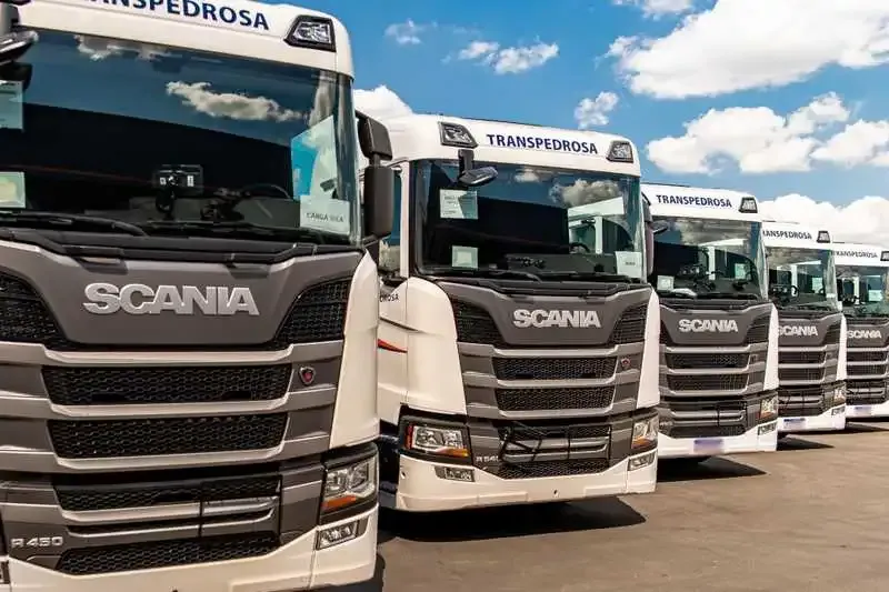 Frota de caminhões Scania R 450 da Transpedrosa