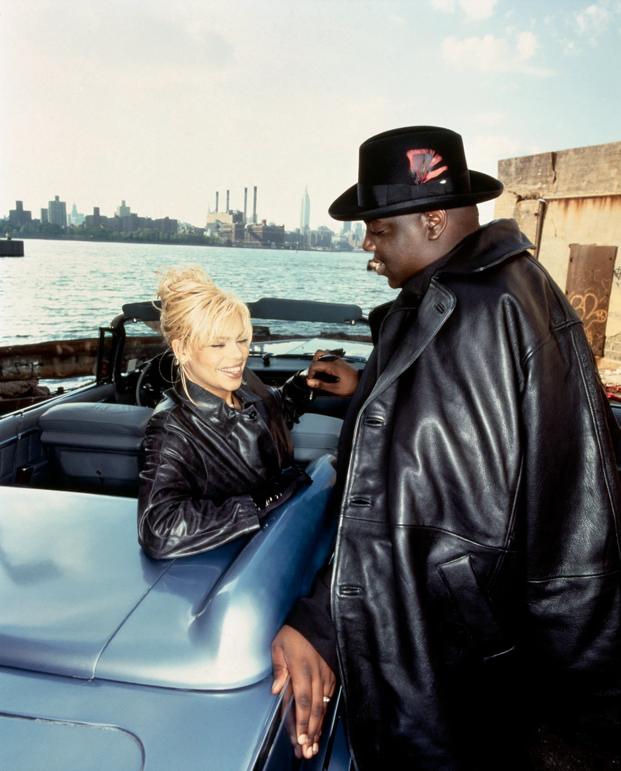 Faith Evans und Notorious B.I.G. an einem Auto vor dem Hudson River in New York