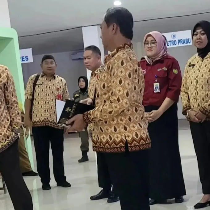 TINJAU : Wako Prabumulih, Ir H Ridho Yahya MM bersama jajaran meninjau MPP di Lantai III PTM II,   MPP Semakin Lengkap, Wako Prabumulih: Terus Kita Lengkapi Pelayanan, Mudahkan Masyarakat  PRABUMULIH, FS.COM – Keberadaan MPP di Lantai III PTM II, harus benar-benar bermanfaat bagi masyarakat Prabumulih. Hal itulah diinginkan Wako Prabumulih, Ir H Ridho Yahya MM.  Kamis, 2 Februari 2023, Wako Prabumulih, Ir H Ridho Yahya MM kembali mengunjungi MPP tersebut bersama sejumlah pihak. Pantauannya, pelayanan di MPP tersebut semakin lengkap meski belum 100 persen.  “Kita inginkan semua pelayanan terintegrasi di MPP ini, guna memudahkan pelayanan masyarakat. Sehingga, jika masyarakat datang ke MPP ini tinggal membutuhkan layanan apa,” ujar Ridho, sapaan akrabnya kepada sejumlah awak media.  Apalagi, kata suami Ir Hj Suryanti Ngesti Rahayu ini, MPP ini berada di Pasar tepatnya di Lantai III PTM II. “Masyarakat Prabumulih, khususnya sambil berbelanja juga bisa menikmati atau memanfaatkan pelayanan ada di MPP ini,” terang ayah tiga anak ini.  Di MPP sendiri, kata dia, ada pelayanan UPTB Samsat, pembayaran tagihan PDAM Tirta Prabu Jaya, pengurusan Imigrasi, Disdukcapil, Bapenda, dan lainnya. “Semuanya, berangsur komplit. Meski, belum menyeluruh akan terus kita upayakan lengkapi supaya lebih optimal pelayanan,” kata Wako 2 Periode ini.  Soal kekurangannya, kata Politisi Golkar ini telah meminta Dinas PUPR Prabumulih terus melakukan perbaikan dan penyempurnaan terhadap MPP ini. “Adanya MPP ini, harus benar-benar bermanfaat bagi masyarakat Prabumulih dan sekitarnya,” pungkasnya #mallpelayananpublik  #perizinan #perizinanusaha