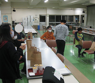 映画会の準備中。みんなに飲み物やお菓子を配っています