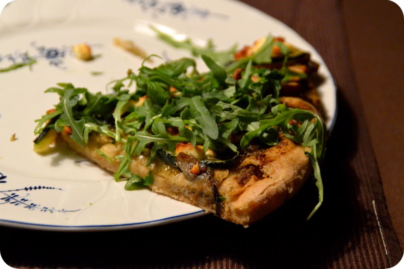 vegane Pizza mit Pesto, Rucola, Zucchini und Aubergine