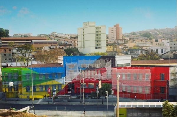 É no icônico bairro Lagoinha, antigo reduto da boemia de Belo Horizonte, na região Noroeste, que o C.U.R.A. – Circuito Urbano de Arte aporta nesta quinta-feira (5) e promove, até o dia 15, uma série de intervenções artísticas em muros e prédios, a exemplo do projeto que levou pinturas e cores a imóveis localizados no Centro da capital nos dois últimos anos. O festival tem uma programação cultural extensa, como mesas de debates, feira de artes, festas e ações especiais que colocam em discussão a arte urbana e a cultura de rua (confira tudo aqui).