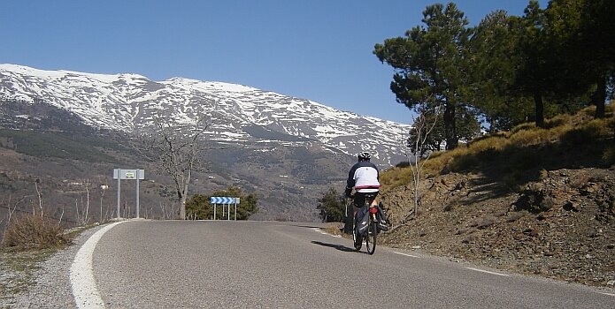 A sunny February 24th on the A-4130 cycling from ´El Paraje´ to Trevelez, with the Mulhacén in the background - foto: casa rural El Paraje.