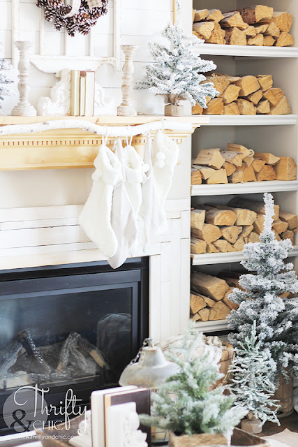 Farmhouse Christmas living room decor and decorating ideas. Christmas tree ideas. Easy Christmas decor. DIY Christmas decor. Christmas mantel ideas. Easy Christmas mantel decor. Christmas mantle ideas.