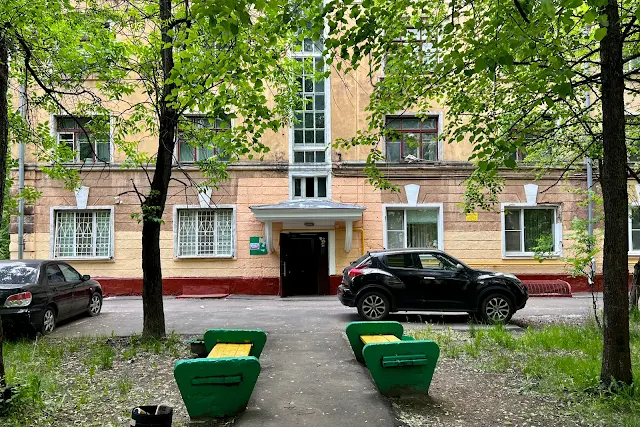улица Говорова, дворы, жилой дом 1934 года постройки – часть архитектурного комплекса бывшего рабочего поселка «Большая Сетунь» для рабочих предприятия «Всесоюзный институт лёгких сплавов»