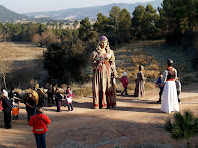 Els gegants davant la capella de Sant Ponç