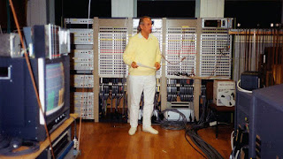 Karlheinz Stockhausen di WDR Electronic Music Studio pada tahun 1991.