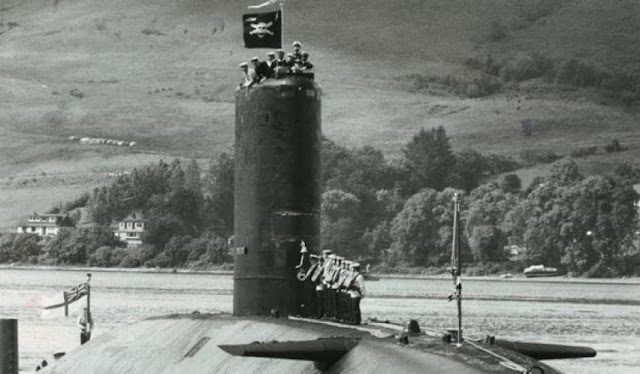 Submarino HMS Conqueror ingresando a puerto escoses al regresar de la Guerra de Malvinas