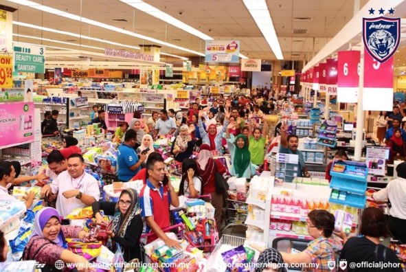 Menyedihkan! Lihat Apa Berlaku di Aeon Tebrau Selepas TMJ Belanja Rakyat