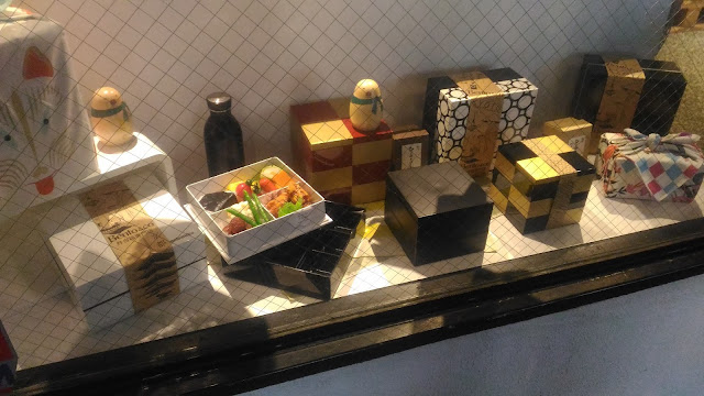 Si vous voulez acheter des bento à Kyoto, il existe un magasin de bento à Teramachi tenu par un Français en plus