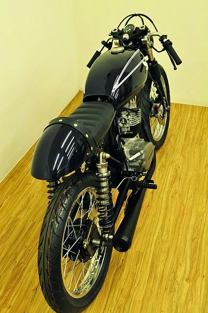 Modifikasi Honda CB100 Cafe Racer Warna Hitam