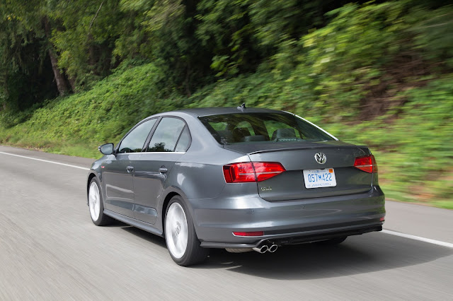 Rear 3/4 view of 2017 Volkswagen Jetta 2.0T GLI