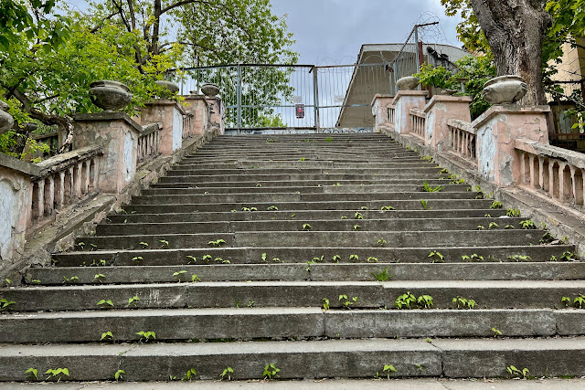 Волочаевская улица, заброшенный Дворец культуры «Серп и молот» (построен в 1933 году), парадная лестница