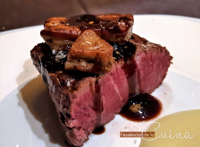 Filet de Vedella amb Foie, reducció salsa Oporto l'essència de la cuina, blog de cuina de la sònia, Solomillo de Ternera con Foie, Parmentier de patata