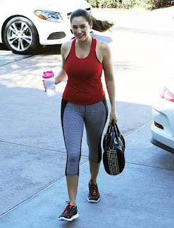 Kelly Brook Gets Her Workout