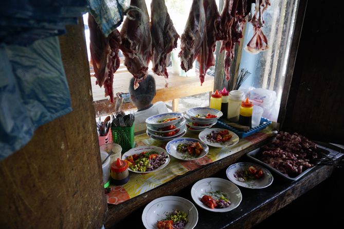 Daging Kambing dan bumbu sudah disiapkan