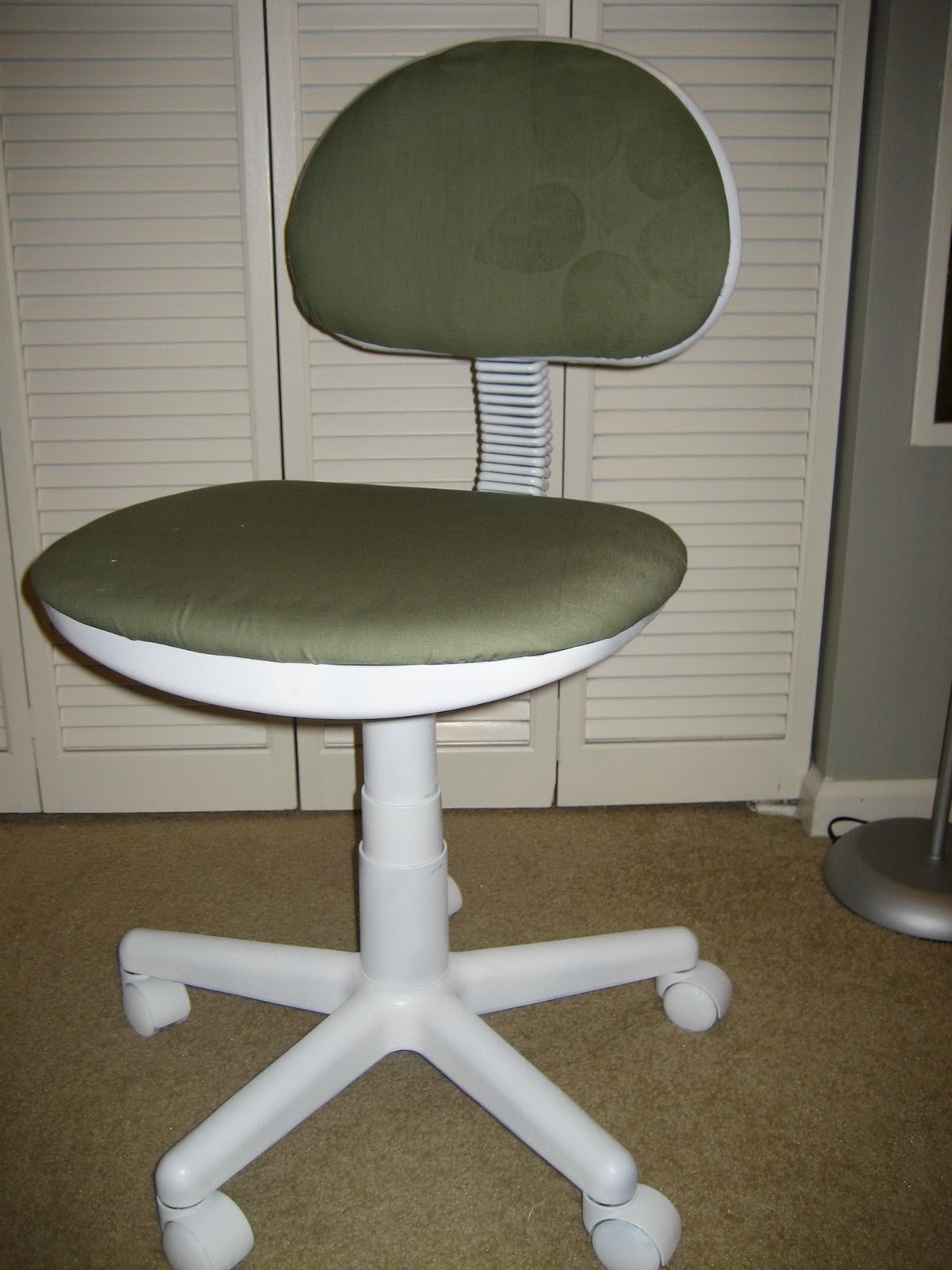 31 diy: How to reupholster a desk chair {tutorial}