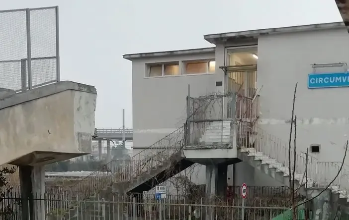 Ponte sospeso alla stazione di Pioppaino