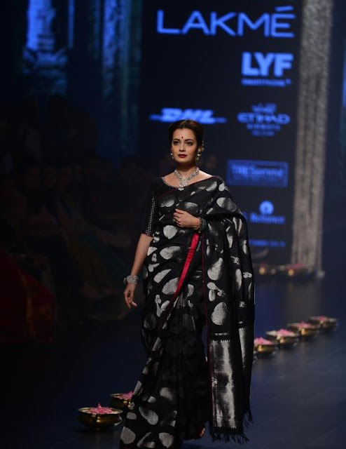 Dia Mirza Looks Breathtaking In Black Saree At Lakme Fashion Week 2016