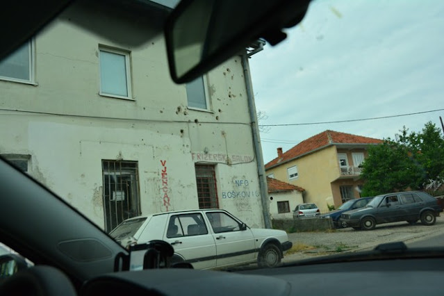 Rozstřílené domy v Bosně.