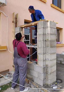 Fitting the cross shuttering in place