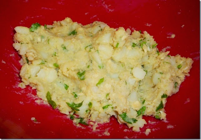 1.- Papa cocida, huevo, galleta molida, sal y pimienta. Perejil