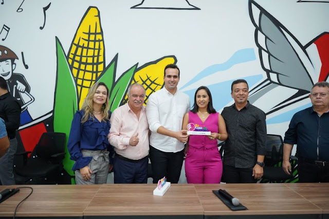 Governo da Paraíba atende cerca de 100 comerciantes do São João de Campina Grande com programa Empreender PB