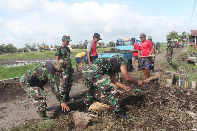 ANTISIPASI BANJIR TNI, POLRI, INSTANSI, ORMAS & WARGA BERSIHKAN PARIT