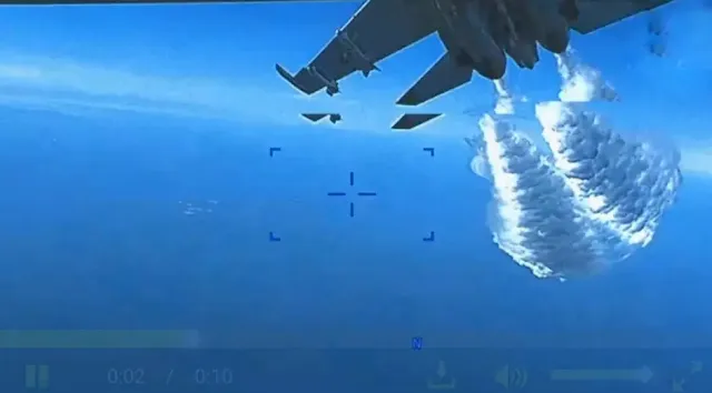 البنتاجون يصدر مقطع فيديو لطائرة بدون طيار تطاردها طائرة روسية وتسقطها(فيديو)